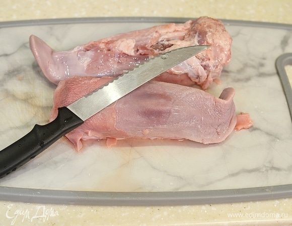 Удалите шкурку у языка. Вам понадобится очень острый нож.