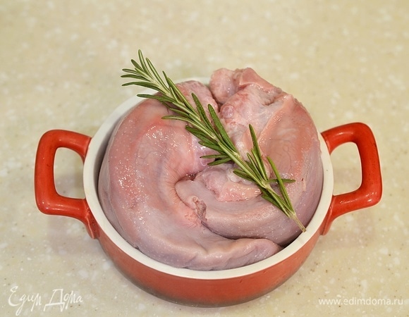 Выложите сверху веточку розмарина. Накройте фольгой и запекайте в разогретой до 180°C духовке 2 часа.