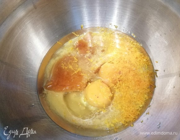 В другой емкости смешать влажные ингредиенты, взболтать. Апельсиновый джем можно использовать вместе с корочками, и цедра понадобится от половины апельсина. 