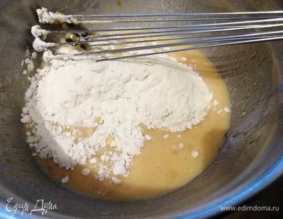 Соединить сухие и влажные ингредиенты до однородной консистенции. Долго не вымешивать. 