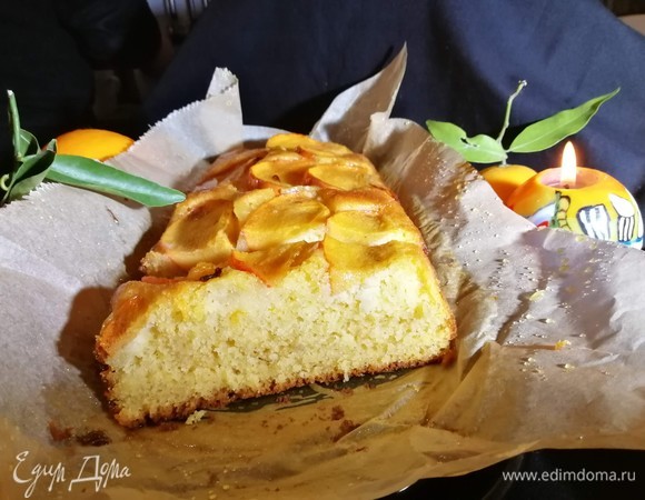 Сочный и ароматный. Я взяла несколько большую форму, чем нужно, поэтому кекс получился низковат.