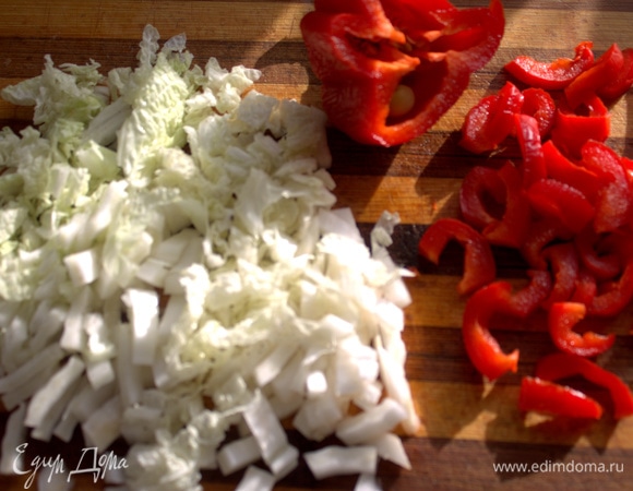 Капусту и перец — соломкой.