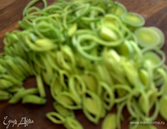 Порей — колечками.