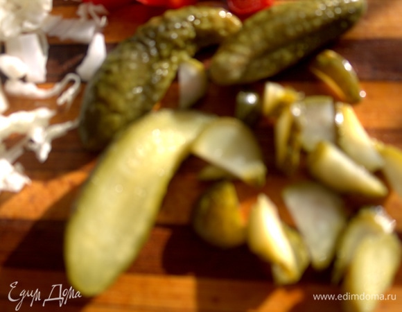 Огурец — дольками.