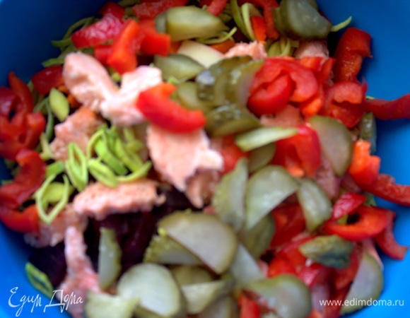 Добавляем огурцы и перец.