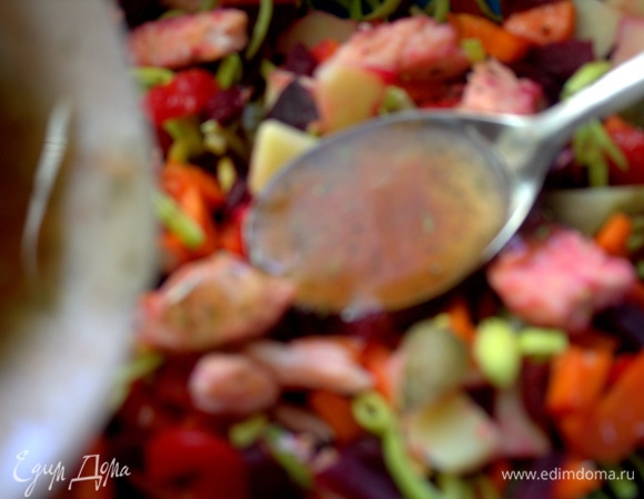 Полить заправкой овощи с рыбой.