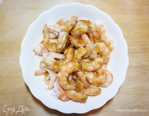 Замаринуем креветки в соке лайма, натертом чесноке и устричном соусе. 
