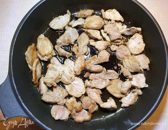 В сковороде разогреваем небольшое количество кунжутного (растительного, оливкового) масла до дымка. Обжариваем свиную вырезку буквально 3 минуты и выкладываем из сковороды.