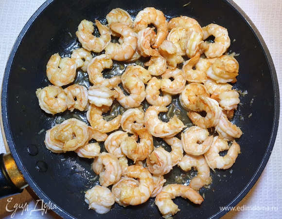 На другой раскаленной сковороде обжариваем креветки 2 минуты.
