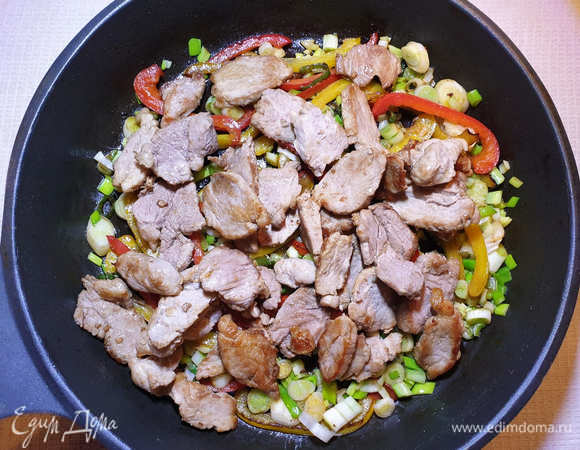 В сковороду с перцем и луком выкладываем свинину.