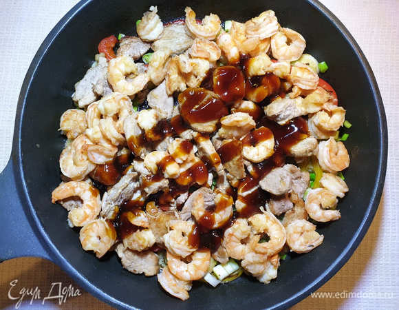 Добавим креветки, польем устричным соусом и обжарим все вместе 1 минуту, чтобы вкусы и ароматы подружились.