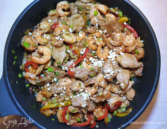 Готовое блюдо посыпаем мелко рубленным чесноком.