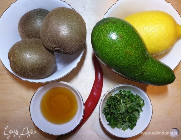 Для соуса сальса подготовим киви, авокадо, лимон, мед, перец чили, свежую мяту и соль.