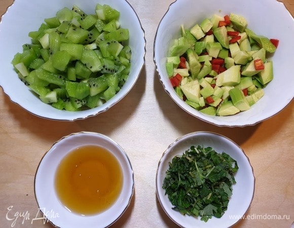Киви и авокадо очистим и нарежем. Если хотите менее острый соус, удалите семена из перца чили и нарежьте его.