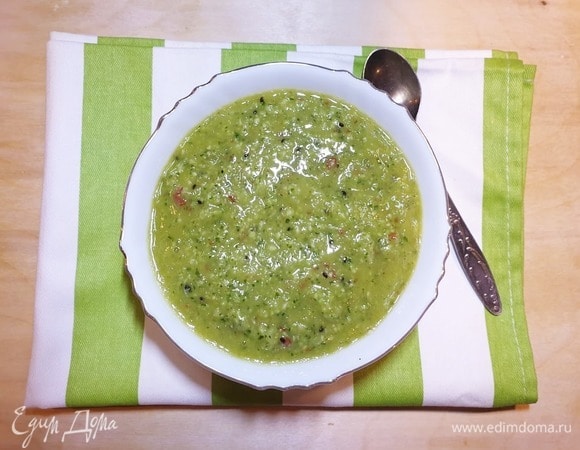 Все ингредиенты складываем в кухонный процессор и измельчаем. Солим по вкусу.
