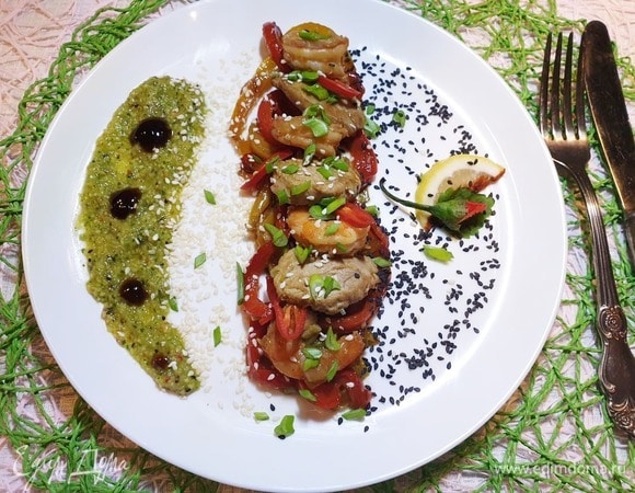 Подаем вкусный стир-фрай из свинины и креветок с сальсой из киви и авокадо.