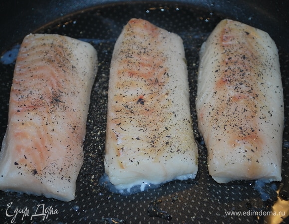 Филе трески (у меня лойн трески без косточек) обжарьте на растительном масле до готовности с обеих сторон по 4–5 минут. Поперчите и посолите по вкусу. Добавьте белое вино и протушите еще несколько минут.