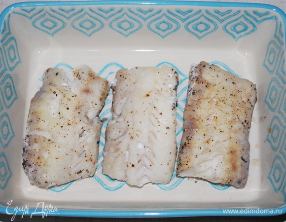 Готовую рыбу сложите в форму для запекания. Сверху полейте лимонным соком. У меня форма 15х25 см.