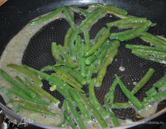 Стручковую фасоль обжарьте на той же сковороде, где жарили рыбу, в том же соусе, примерно 6–7 минут. Добавьте соль и перц по вкусу.