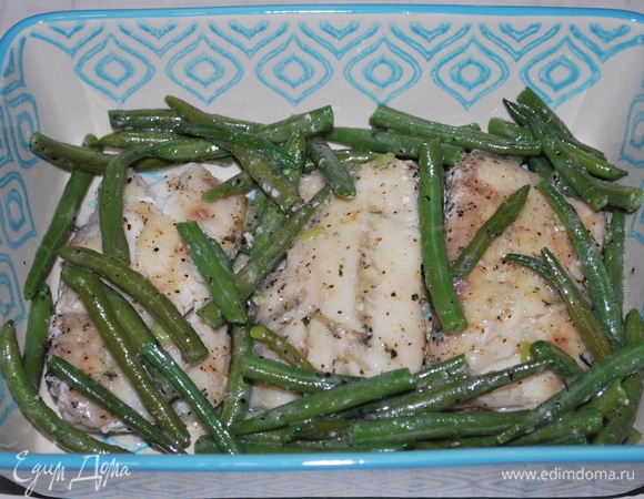 Выложите фасоль на рыбу вместе с соусом.