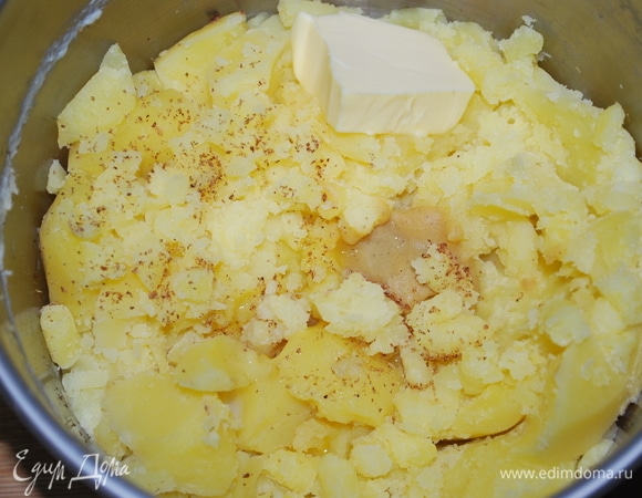 Приготовьте пюре (картофель поставьте вариться до того, как поставите жарить рыбу, заранее). Отварите картофель до мягкости, пюрируйте до однородности, добавьте желток, сливочное масло. Я еще добавила тертый мускатный орех и сладкую горчицу.