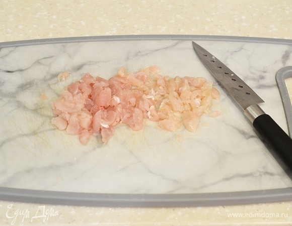 Куриное филе промойте и очень мелко порубите.