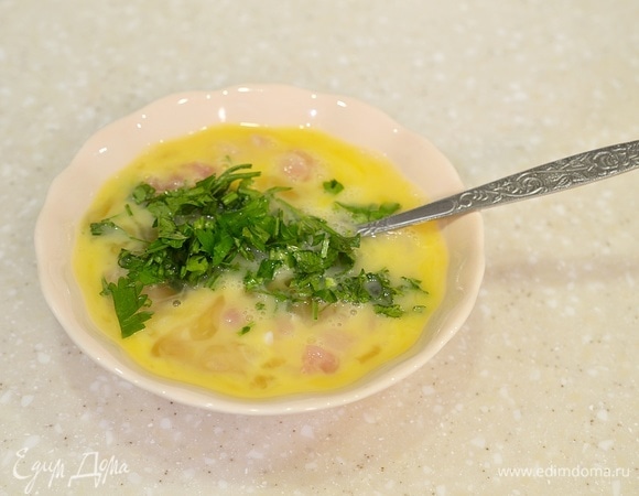 Добавьте нарезанную зелень.