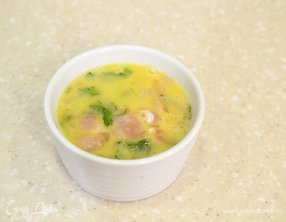 Перемешайте до однородного состояния. Форму смажьте маслом и влейте в нее яичную смесь.