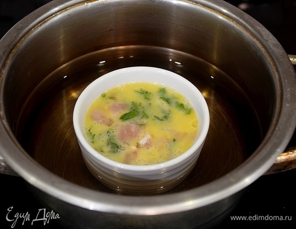 Готовьте в пароварке или в мультиварке (режим «Пароварка»). Можно и по старинке. В кастрюлю положите на дно сложенное полотенце, налейте воды, чтобы она доходила до середины формы, поставьте форму с яичной массой. Доведите до кипения и томите до готовности омлета.