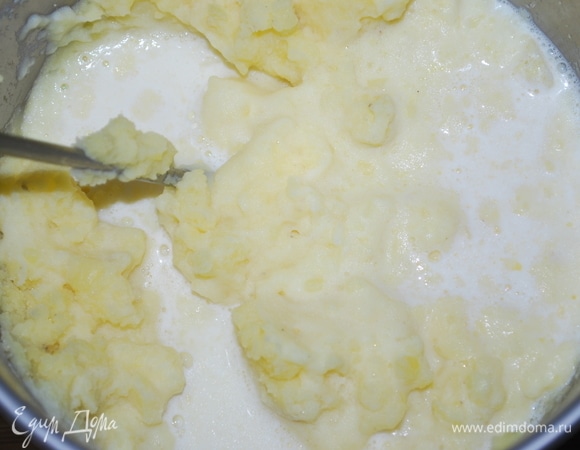 Влейте в картофельное пюре сливки, у меня сливки 10%. Пюрируйте до однородности.