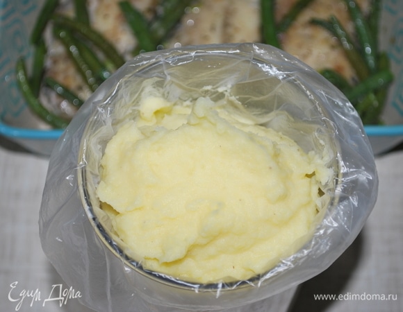 Выложите пюре в кондитерский мешок с насадкой.