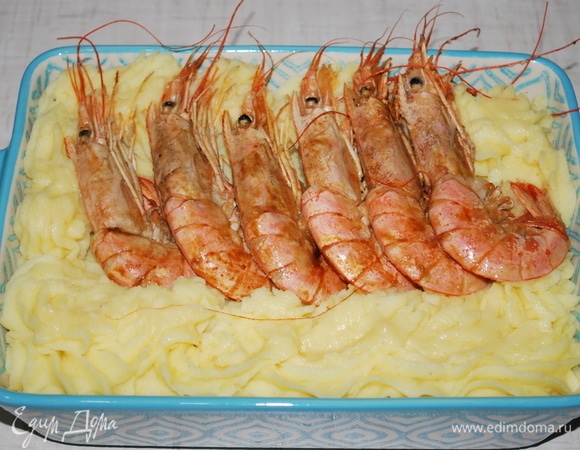 В форму отсадите розочки пюре поверх рыбы и фасоли. Выложите в середину крупные отварные креветки. Поместите форму в духовку и дайте подрумяниться. Я поставила на 7 минут на режим «Гриль», температура — 180 г.