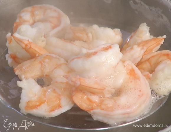 В кипящую воду положить цедру лимона, затем всыпать креветки. Отварить до готовности в течение 2–3 минут.