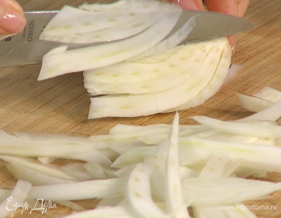 Нарезать фенхель соломкой, выложить в миску вместе с салатным миксом.