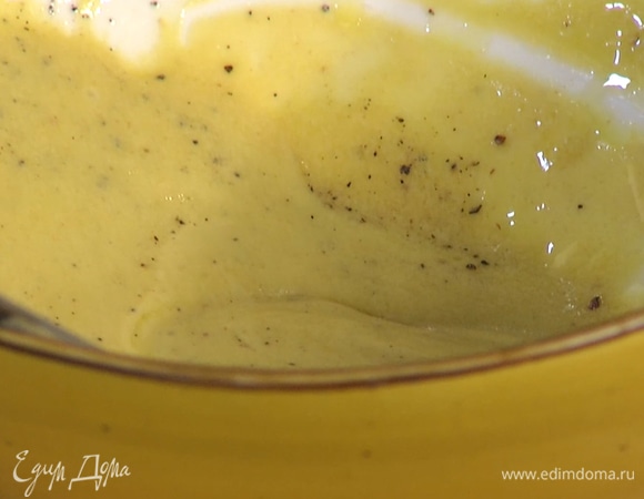 Для заправки смешать горчицу с лимонным соком и маслом, приправить перцем и солью.