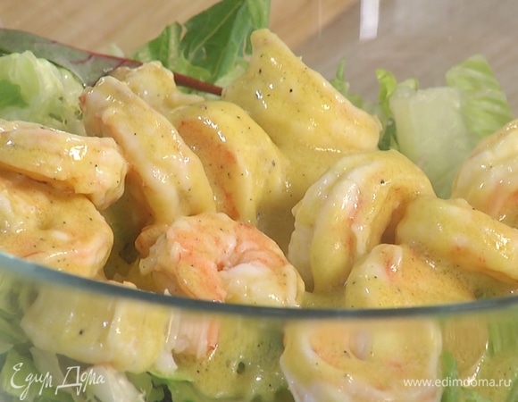 Готовые креветки добавить в миску с заправкой, перемешать. Выложить к салату с фенхелем.