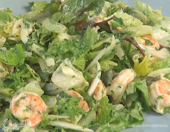 Измельчить кинзу и мяту, всыпать к салату, все перемешать.