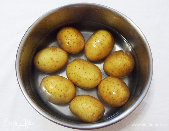 Картофель среднего размера тщательным образом моем. Отвариваем в мундире до полной готовности. Даем обсохнуть.