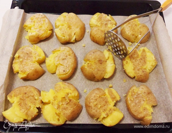 Аккуратно толкушкой, не сильно приминая картофель, делаем из него небольшие оладушки.