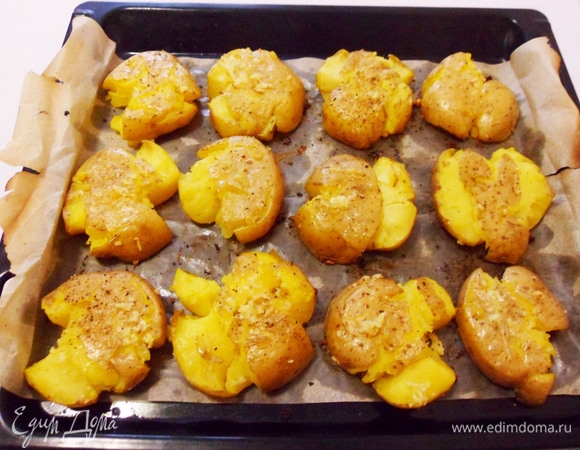 Затем запекаем в разогретой до 220°С духовке около 15 минут. Уже через несколько минут вы почувствуете аромат картошки с чесноком.