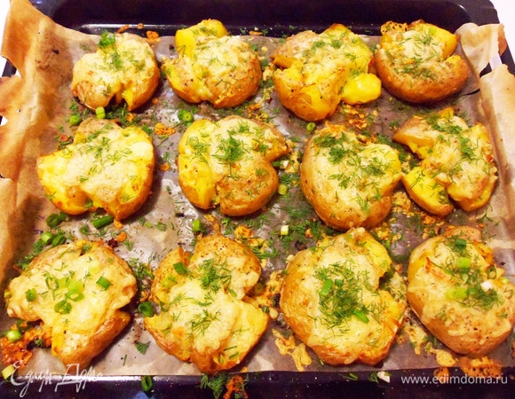 Готовую картошку посыпаем зеленью (у меня укроп и зеленый лук).