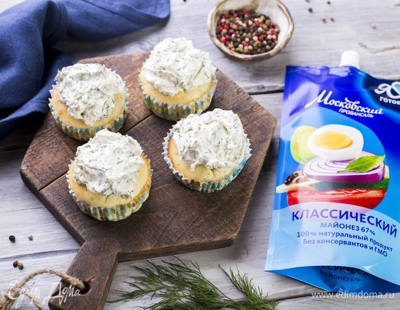 Готовые маффины украсьте сливочной шапкой и подавайте. Приятного аппетита!