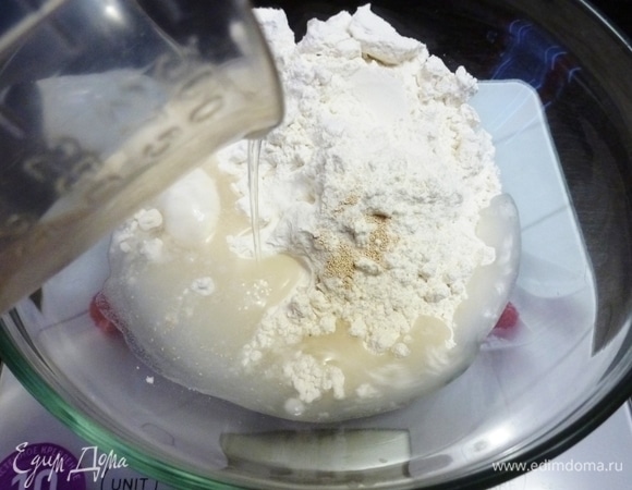 Приготовить опару из указанных ингредиентов. Дрожжей по рецепту надо 0,1 г. Я взяла одну щепотку.