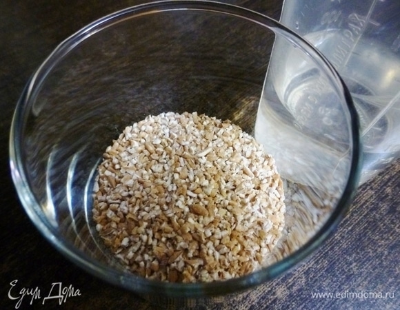 За 2 часа до готовки хлеба приготовить мочку из пшенички. Для этого замочить в воде дробленую пшеницу, которая так и называется «Пшеничка». Продается в магазинах. Пшеничка впитает воду и станет довольно мягкой.