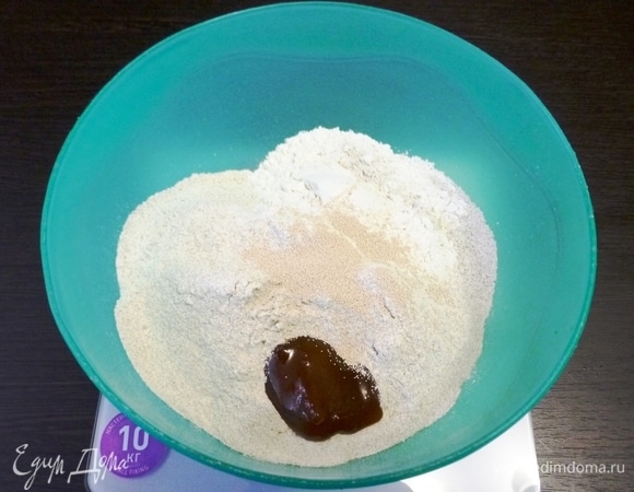 Приготовить тесто. Отмерить все указанные ингредиенты. Прошу учесть, что все ингредиенты (и вода тоже) указаны в граммах!