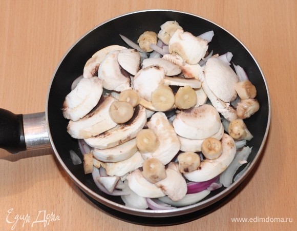 Добавить нарезанные пластинами грибы и обжарить.