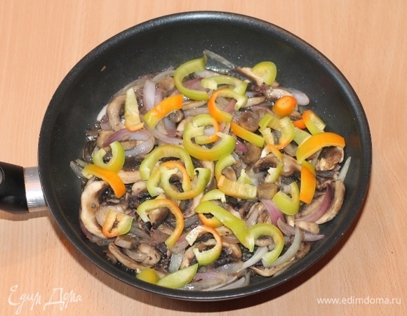 Очистить от семени сладкий перец, нарезать и добавить к грибам. Влить соевый соус, сливки, поперчить и досолить. Тушить до готовности грибов.