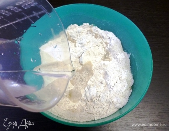 Влить воду.