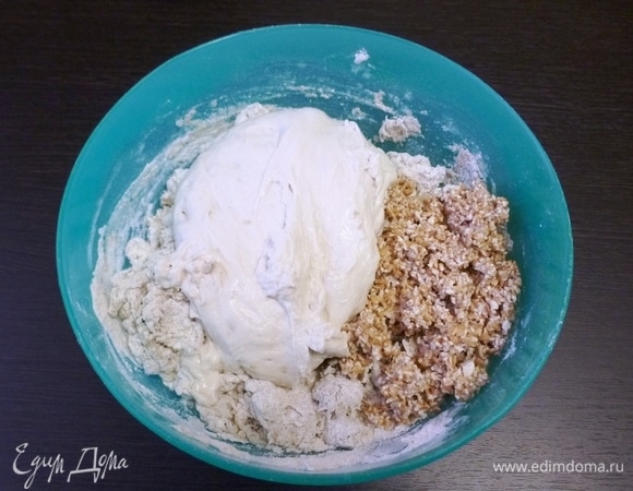 Добавить всю опару и всю мочку.