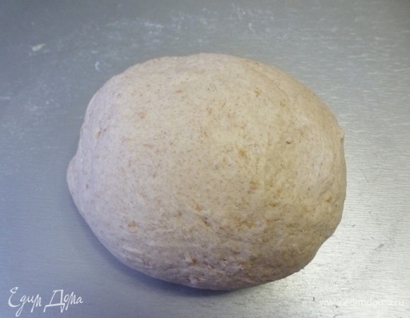 Замесить довольно крутое тесто. Вымешивать 5–6 минут, я это делала руками. Сначала тесто липковатое, а потом хорошо скатывается и почти не липнет.